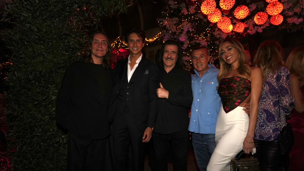 Roca Rey, con el guitarrista Vicente Amigo, el compostor Luis Cobos, el relaciones públicas Richi Castellanos y la actriz Grecia Castta, sobrina de éste y exnovia de Risto Mejide