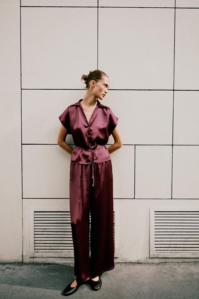Total look satinado de Zara en color burdeos