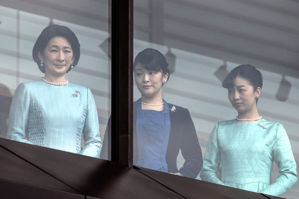 Imagen de enero de 2020, la princesa Mako (en el centro) arrastraba una tristeza evidente, esta junto a su madre, la princesa Kiko, y su hermana pequeña, la princesa Kako, que ahora contará con más opciones