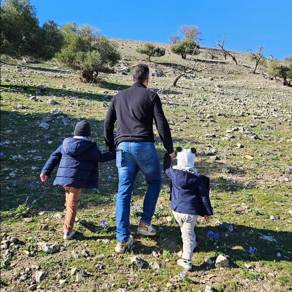 El marido de Isabel Jiménez con sus dos hijos de escapada 