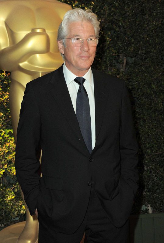 Richard Gere ha estado casado en dos ocasiones. La primera, con la modelo Cindy Crawford (entre 1991 y 1995) y en 2002, tras siete años juntos, le dio el 'sí quiero' a Carey Lowell, con la que tuvo a su hijo Homer, pero de la que decidió separarse en 2013. Ahora, su nueva ilusión tiene nombres, apellidos y sangre española: Alejandra Silva
