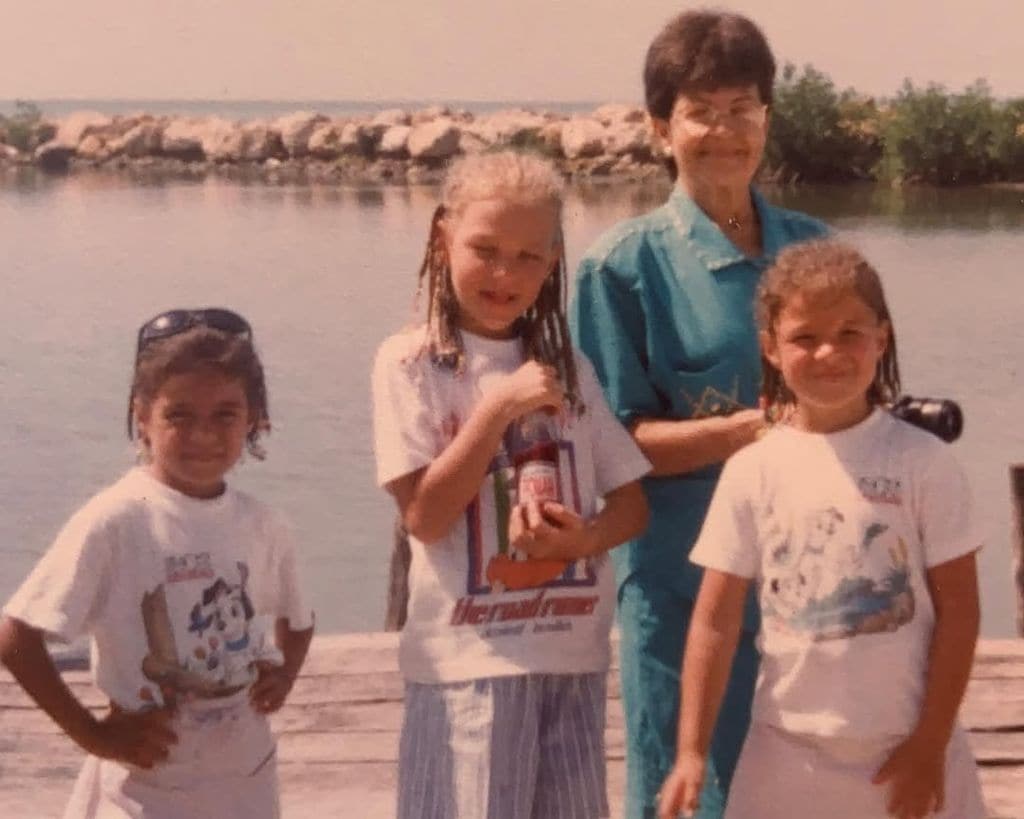 Karol G junto a sus hermanas y su abuela