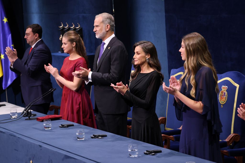 La ceremonia oficial de los Premios Princesa de Asturias fue presidida por el rey Felipe VI y la reina Letizia de España, así como por la princesa Leonor y la infanta Sofía.