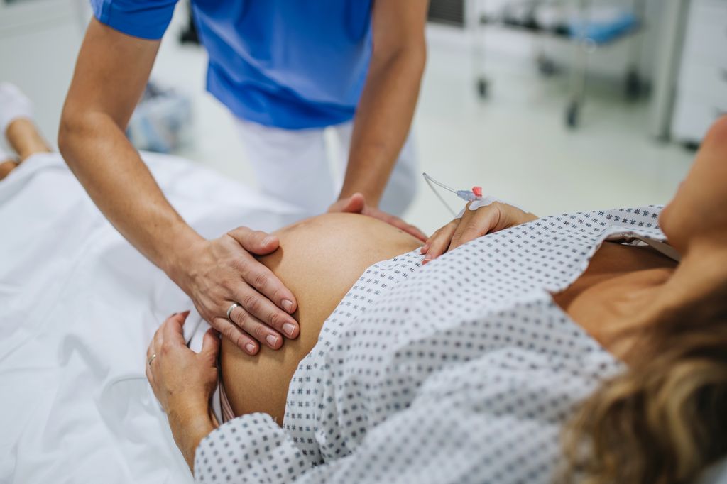 Mujer embarazada en consulta médica