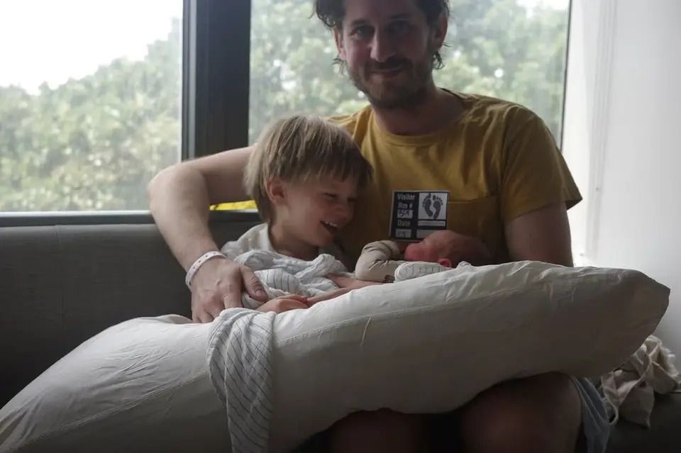 El hijo mayor, Otis, con su hermano Levi y su padre Jack