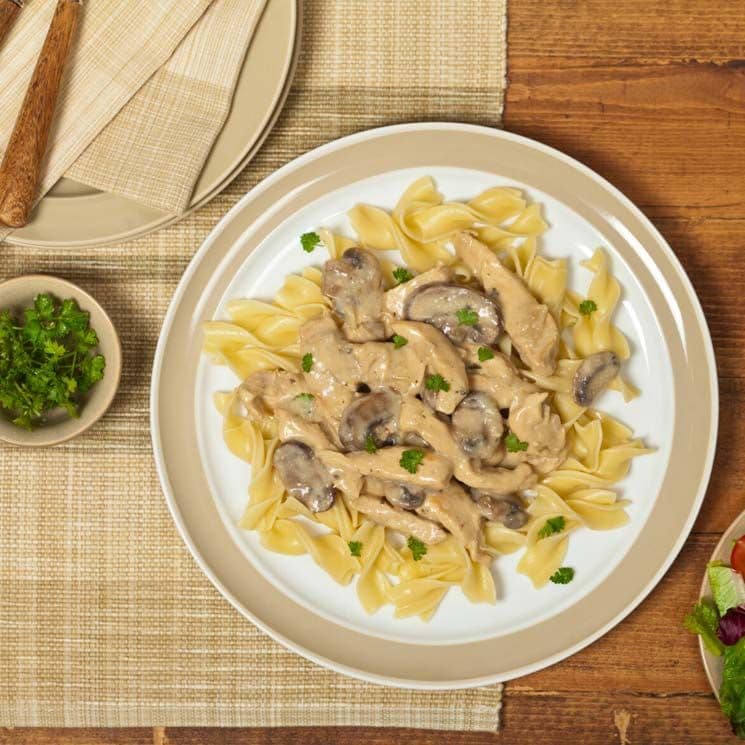 Pollo con salsa 'strogonoff' y pasta

