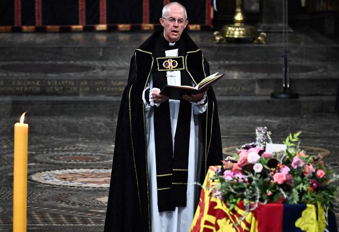 El arzobispo de Canterbury: oficiante de la coronación, mediador con Harry y con un vida peculiar
