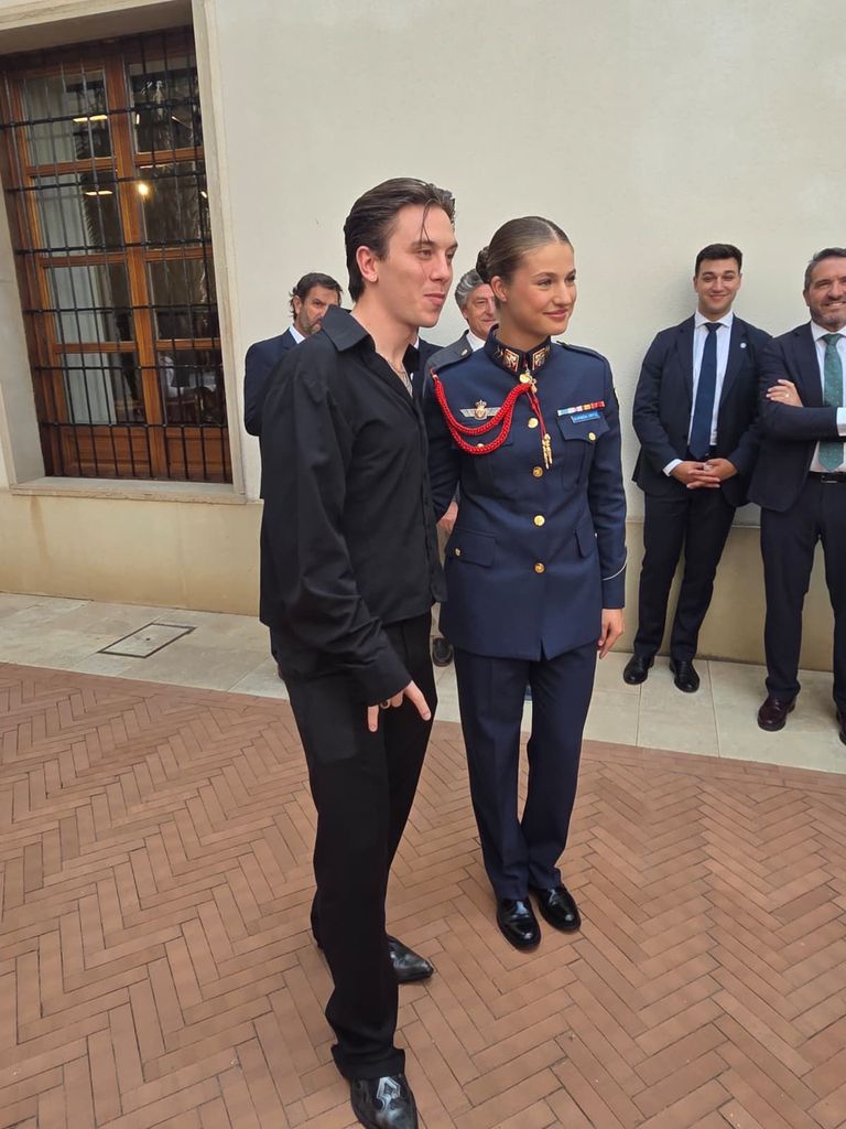 La princesa Leonor conoce al cantante Walls en Murcia el día que ha recibido las máximas condecoraciones de la región