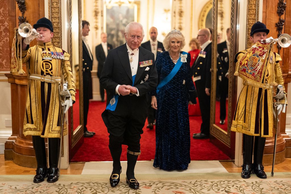 Plano entero de los reyes Carlos III y Camilla en la recepción de los cuerpos diplomáticos