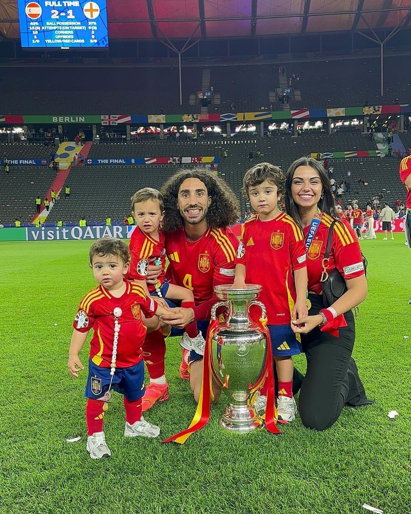 Marc Cucurella con su pareja Claudia Rodríguez y sus hijos