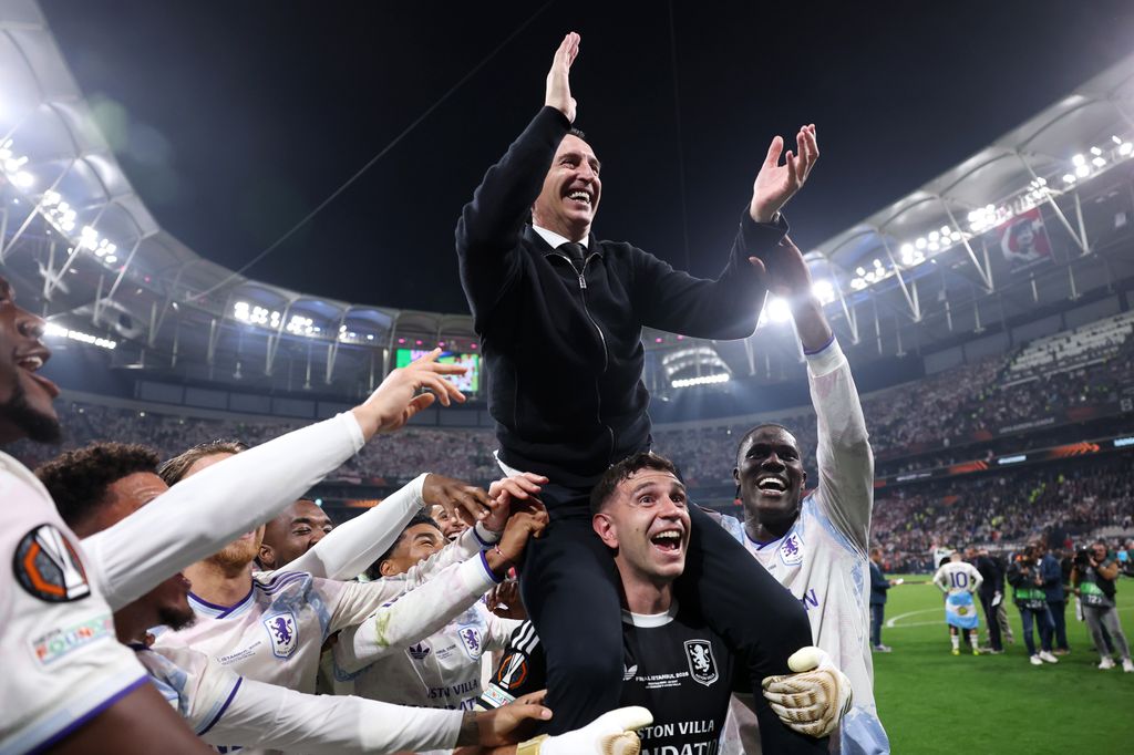 Unai Emery, celebrando con sus jugadores el triunfo del Aston Villa en la Europa League, el 20 de mayo de 2026 en el Tupras Stadium, Estambul (Turquía)