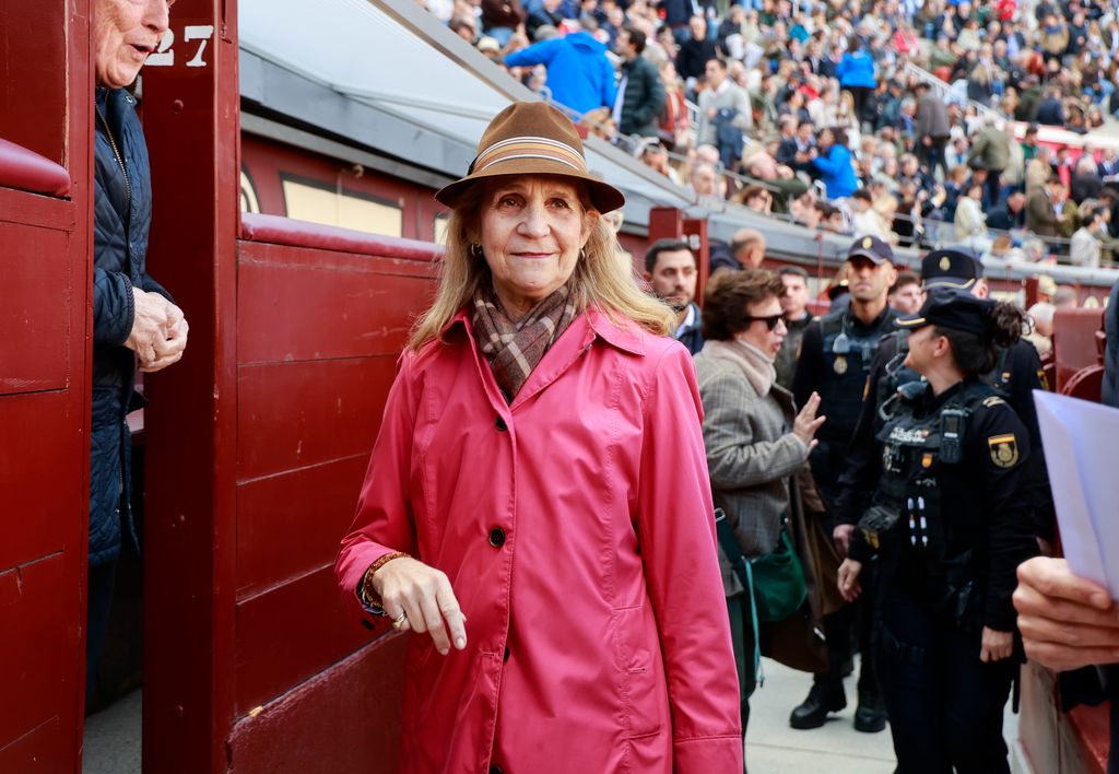 La Infanta llevó una gabardina rosa fucsia y sombrero 