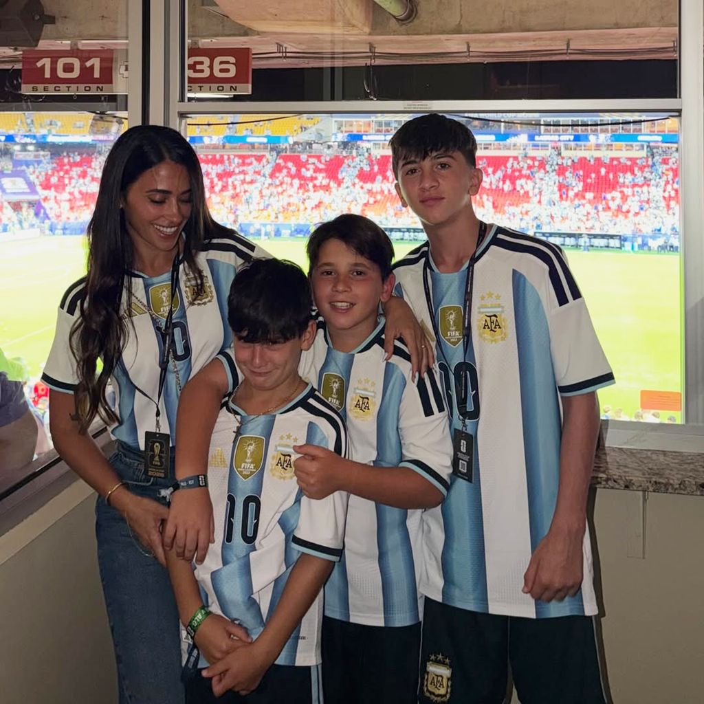 Antonela Roccuzzo junto a sus hijos Thiago, Mateo y Ciro