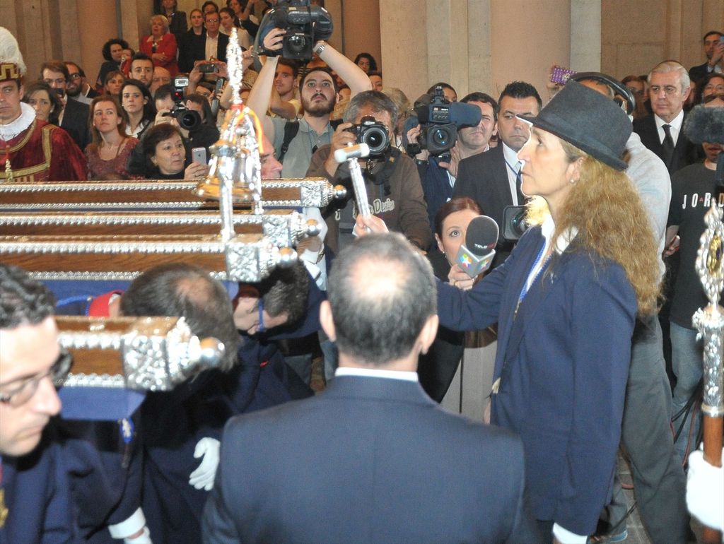 La Infanta Elena asiste por primera ver como Hermana Mayor a la procesión del Cristo de los Alabarderos, en abril de 2015
