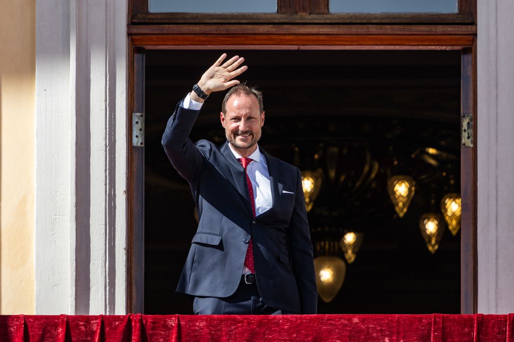 El príncipe Haakon saluda a la multitud desde el balcón del Palacio Real de Oslo
