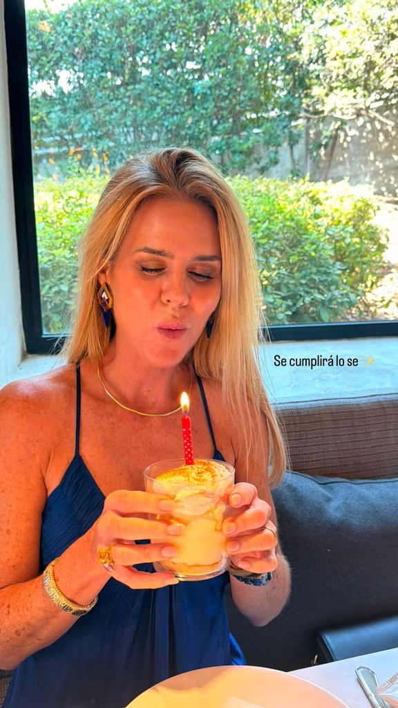 Amelia Bono sopla las velas de su 45 cumpleaños