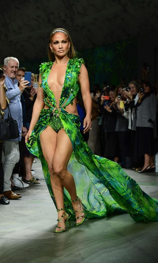 Jennifer Lopez sorprende al usar su iconico vestido Versace HOLA