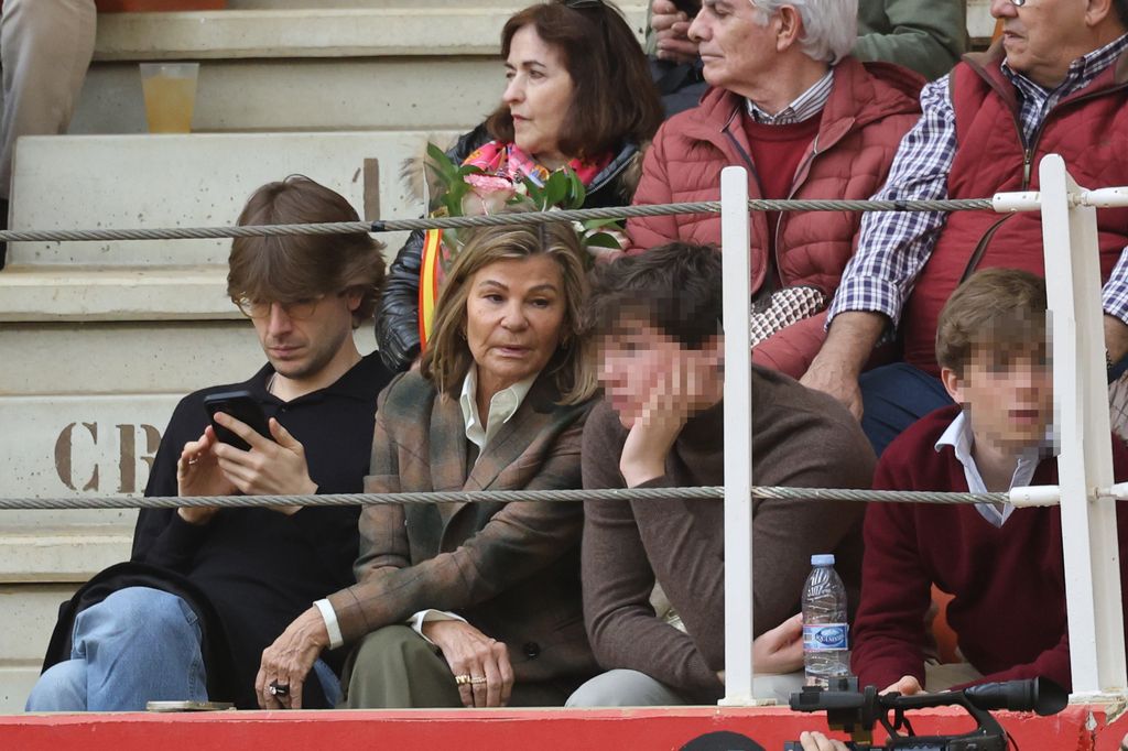 Una tarde en familia de Cari Lapique junto a sus nietos Santi y Beltrán en la plaza de Toros de Illescas