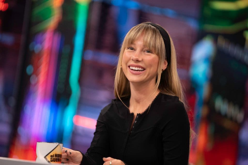 Ester Expósito con melena beige cálido y flequillo recto en El Hormiguero