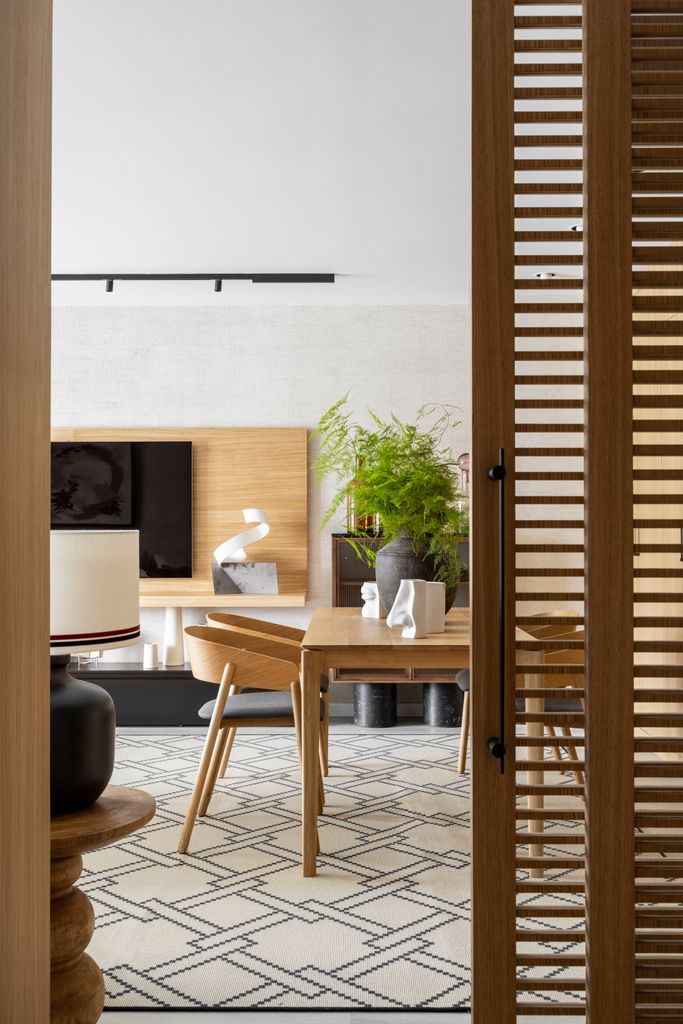 Una mesa de comedor rectilínea de madera