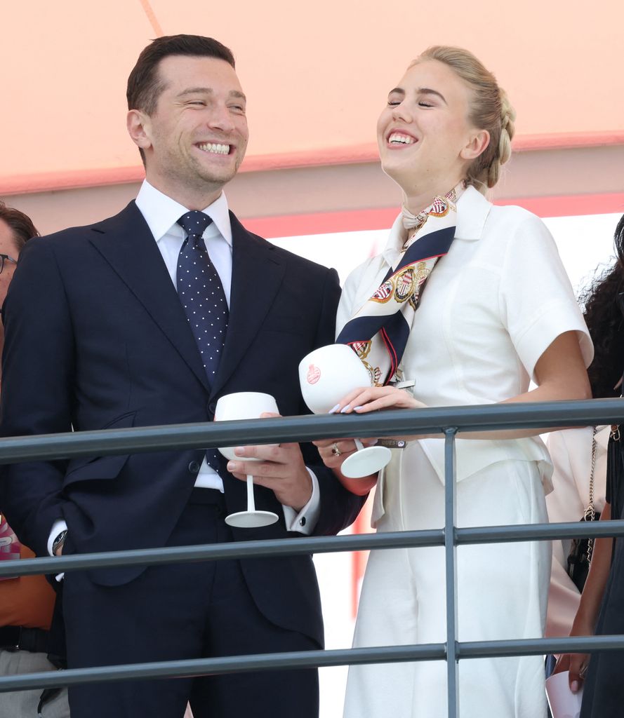 Jordan Bardella y la princesa María Carolina de Borbón-Dos Sicilias en el Gran Premio de Fórmula 1, el 7 de junio de 2026