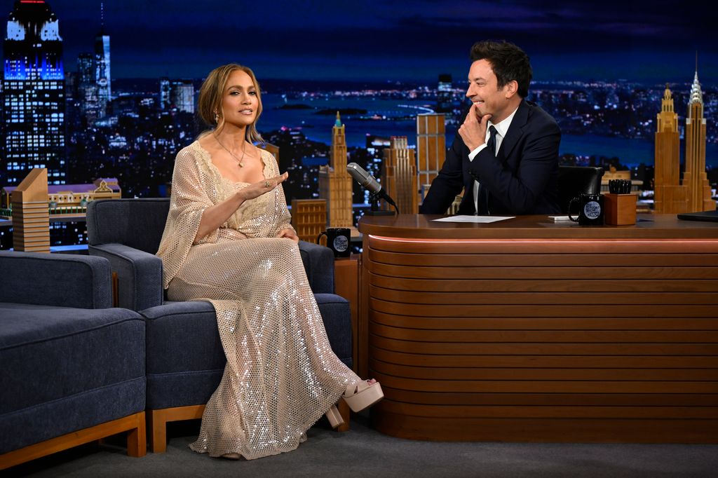 Jennifer Lopez explica a Jimmy Fallon cómo logró mantener la calma, mientras un grillo escalaba por su cuerpo en una presentación en vivo.