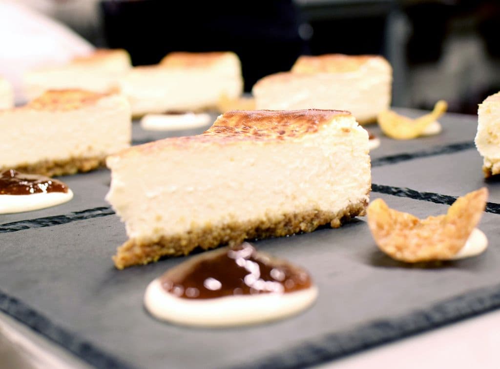 Queso crema, requesón, queso de cabra y una base de galleta y tejas de almendra: los ingredientes de la tarta vencedora. 