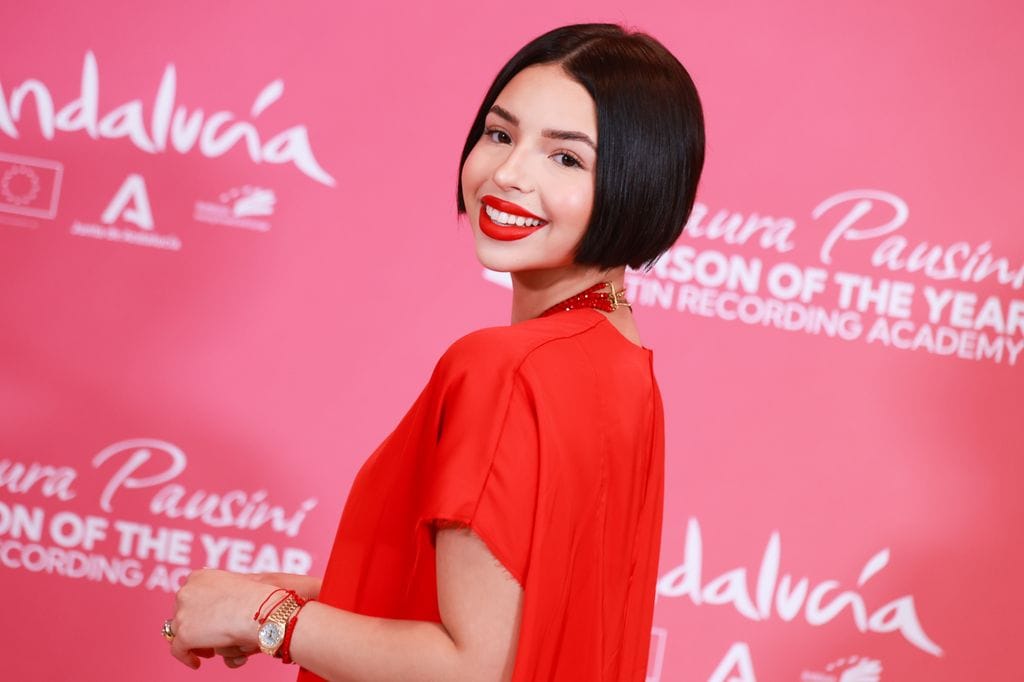 Ángela Aguilar sorprende con un look de melena larga y castaña