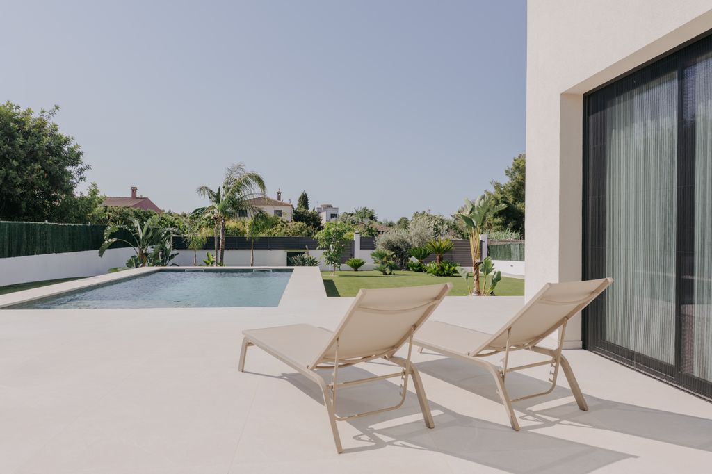 Casa con jardín y piscina