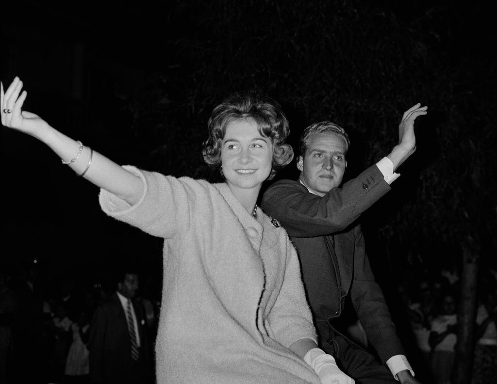 Esta imagen corresponde al momento en el que los reyes Pablo y Federica de Grecia anunciaron el compromiso matrimonial de la princesa Sofía con el entonces príncipe Juan Carlos