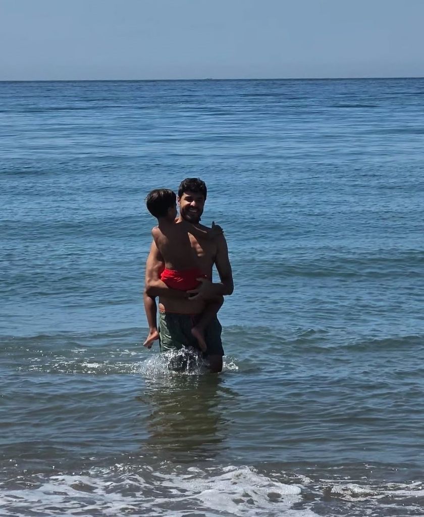 Miguel saliendo de la playa mirando a Paula