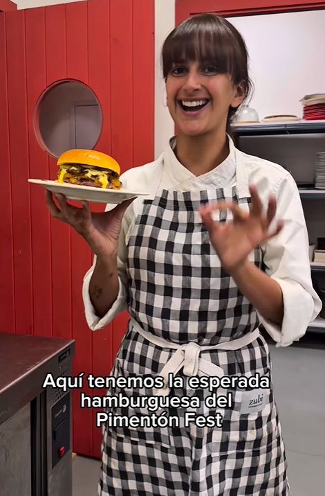 La cocinera Lucía Arenzana muestra a traves las redes sociales la hamburguesa que se servirá en el festival 