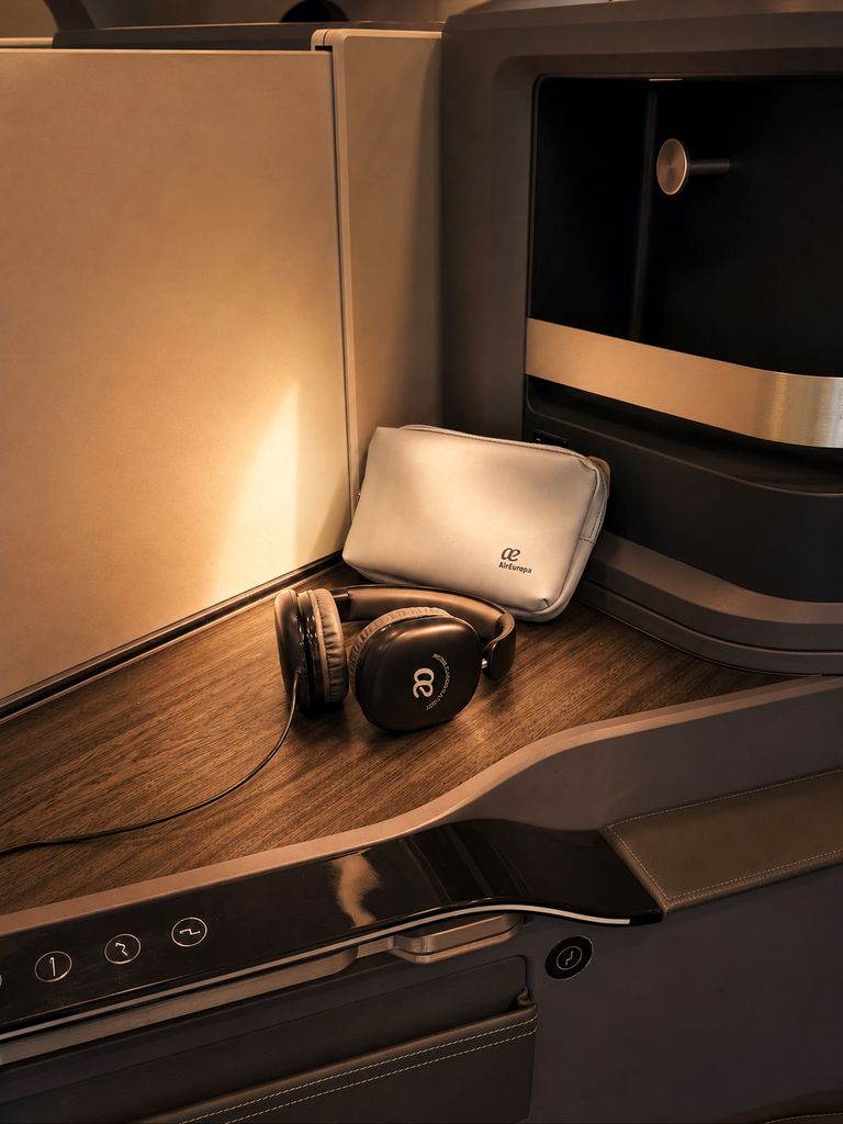 Cascos de diadema y un neceser con amenities, disponibles en cada asiento.