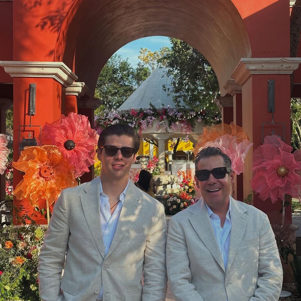 El presentador acudió a la boda en compañía de su hijo Santiago, con quien coordinó su atuendo