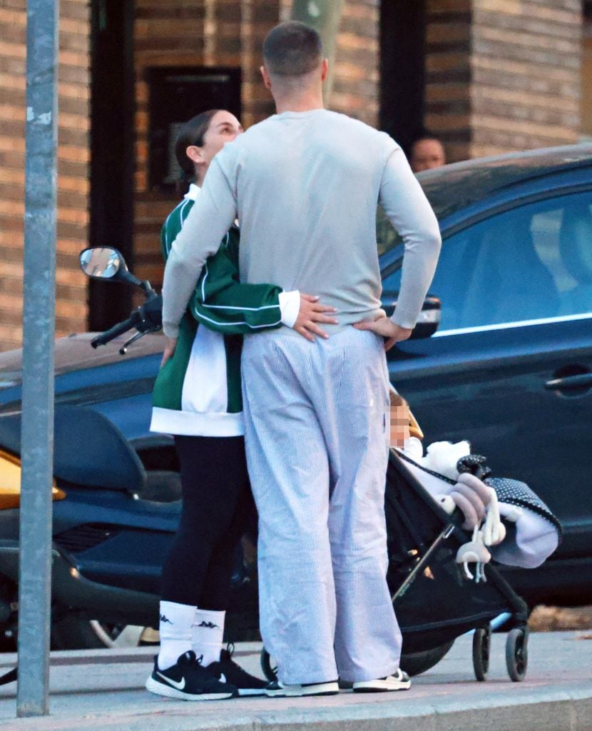 Anabel Pantoja y David Rodríguez paseando con su hija por Madrid