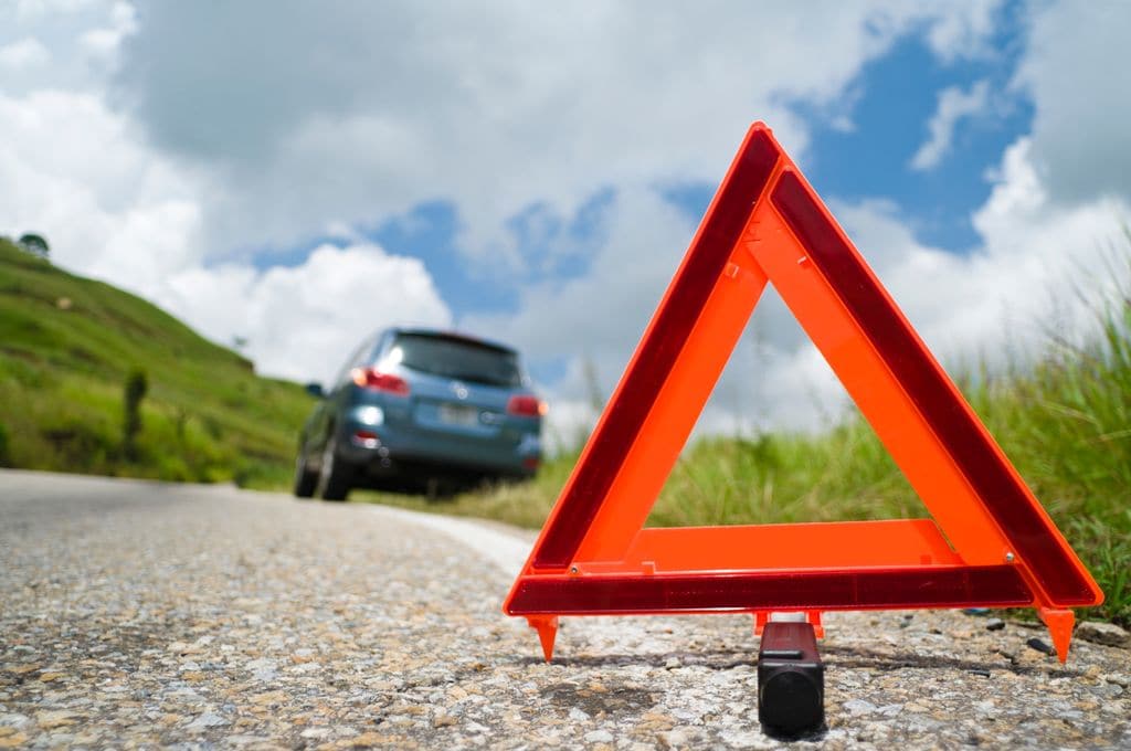 Los clásicos triángulos desaparecerán de las carreteras en 2026 cuando entren en vigor las balizas V16 conectadas como único dispositivo autorizado