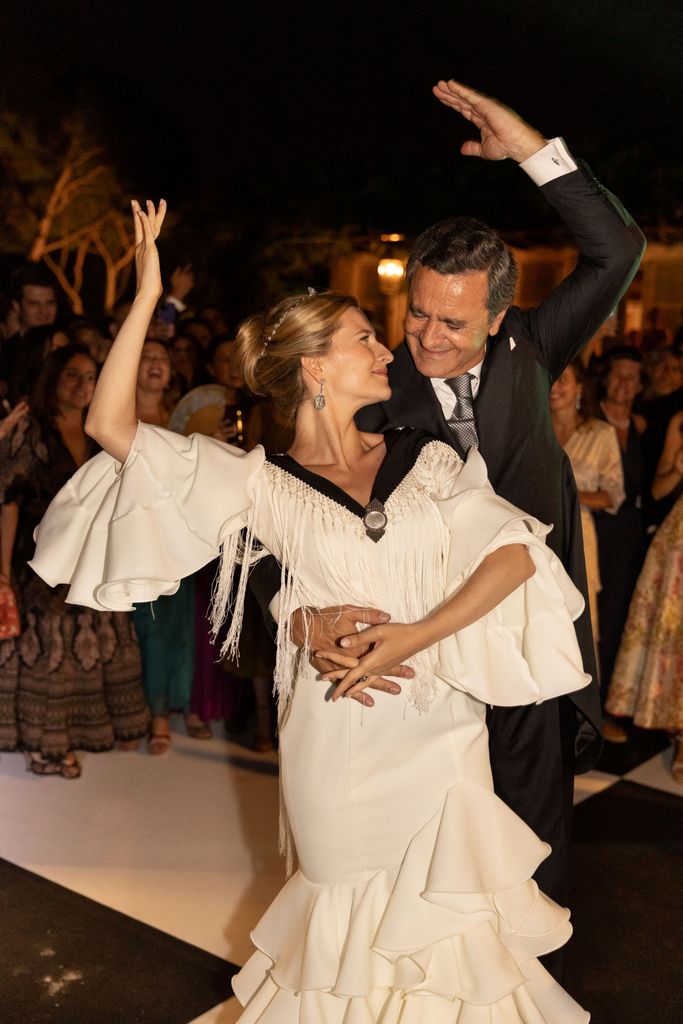 Novia con vestido de flamenca