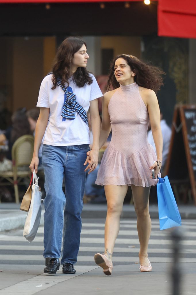 Rosalía y Loli Bahia fueron vistas haciendo algunas compras en París.