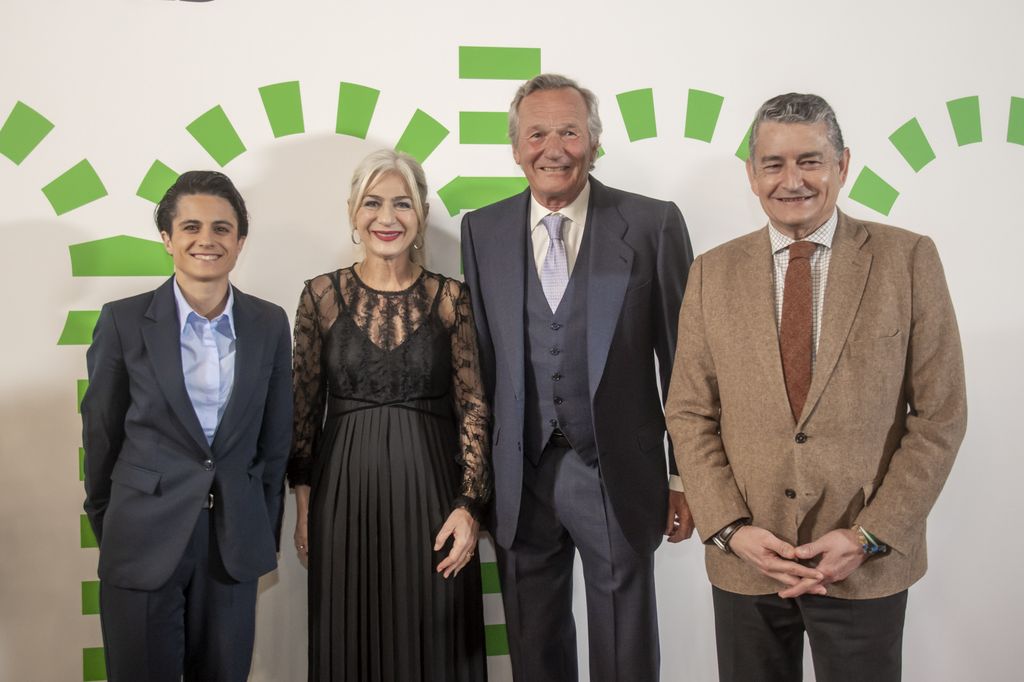 Luis Astolfi y María Pérez con los presentadores de la gala