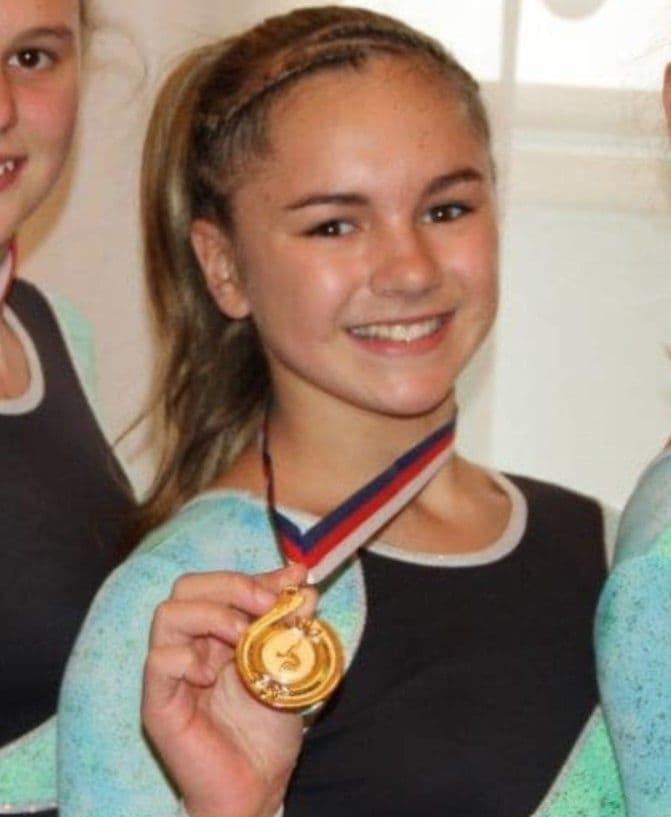 Natalie Stichova de pequeña con la medalla de oro