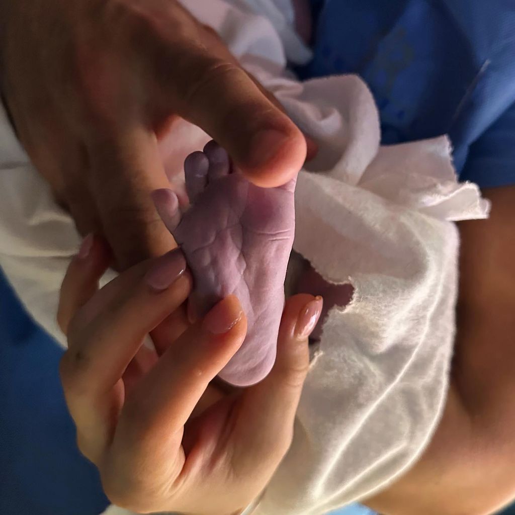 Carlos Rivera y Cynthia Rodríguez con su bebé, León