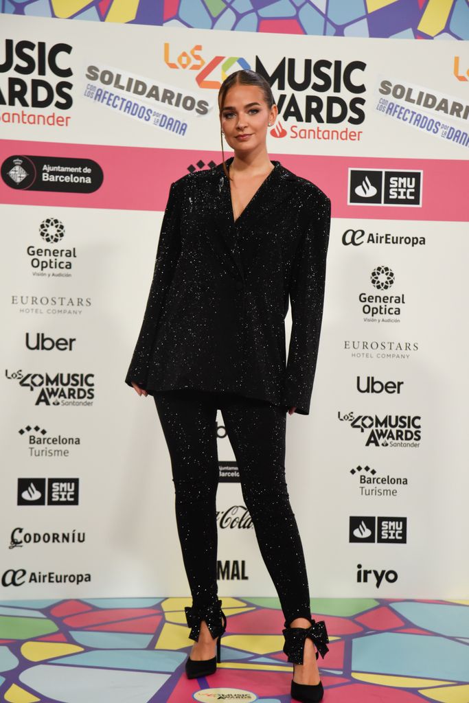 Plano entero de Laura Escanes con conjunto brillante negro