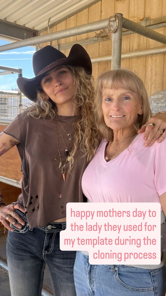 La artista ha compartido unas preciosas imágenes por el Día de la Madre