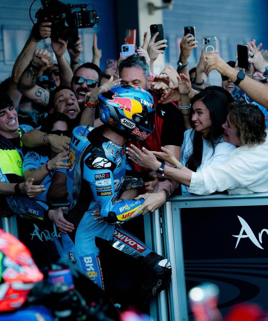 El piloto Álex Márquez y su novia Gabriela
