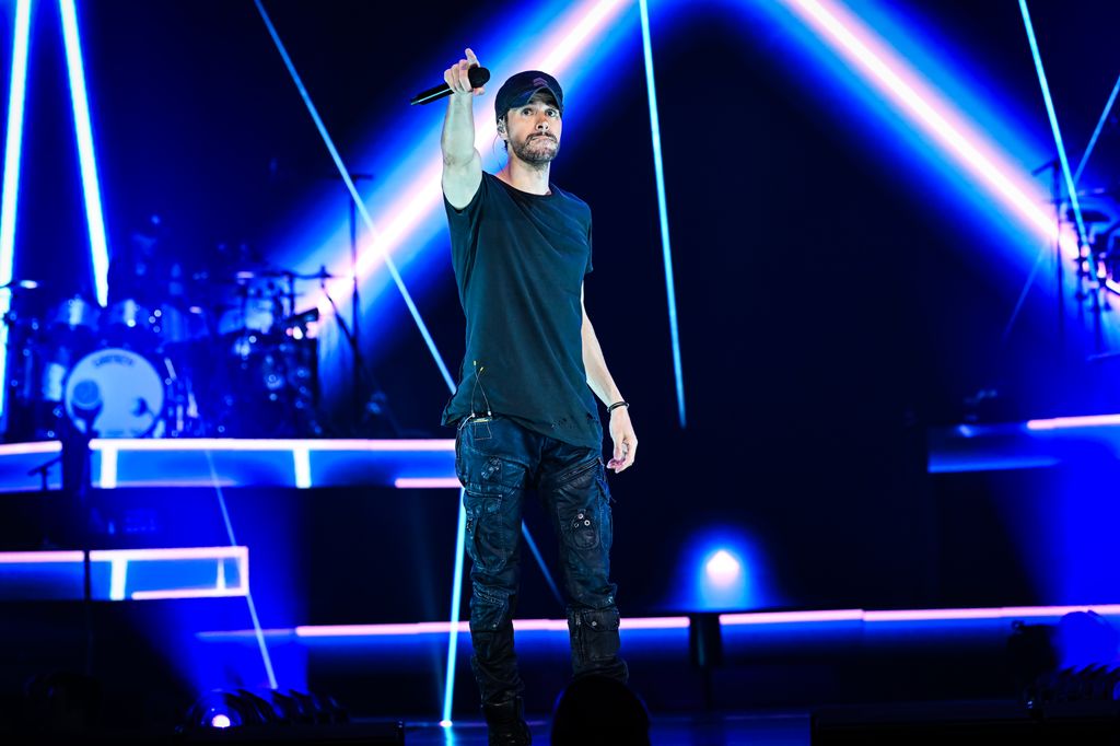 Plano medio de Enrique Iglesias cantando en un concierto