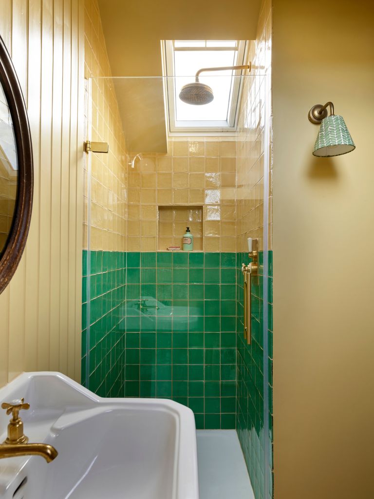 Baño en amarillo y verde. 