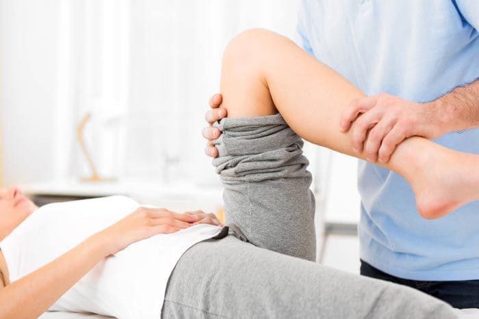 mujer con dolor en la rodilla
