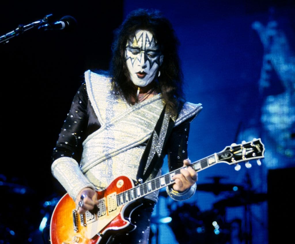 Ace Frehley actuando en 1994 en Los Angeles, California