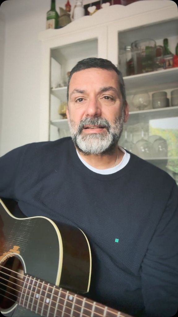 Jaime Anglada tocando la guitarra