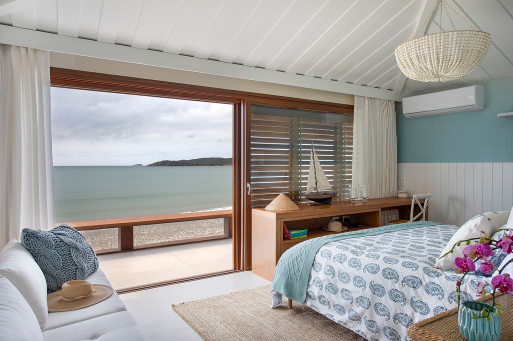 Mesa de estudio en dormitorio con vistas al mar